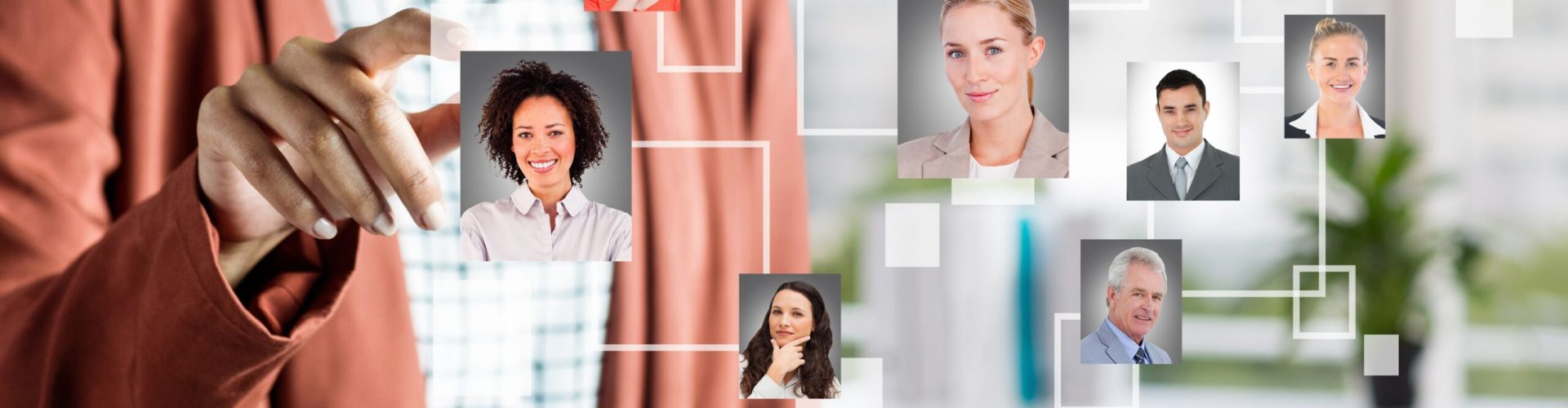 kobieta-wybierajac-zdjecia-ludzi